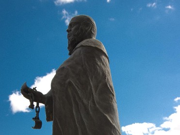ESCULTURA MONUMENTO A LOS TRINITARIOS