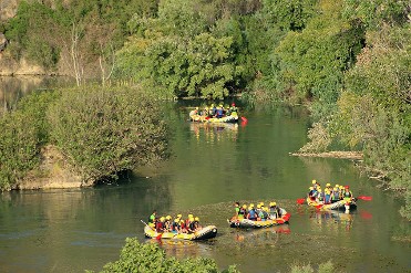 RAFTING EN EL CA��N DE ALMADENES CON VISTA A CUEVAS, ARTE RUPESTRE Y FOTOS
