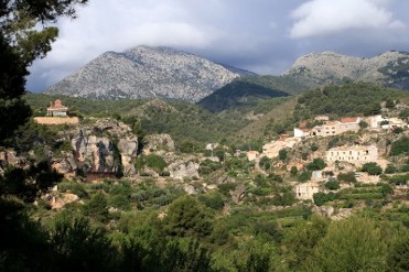 EL BERRO: LA PUERTA DE SIERRA ESPU�A (ESPA�OL)