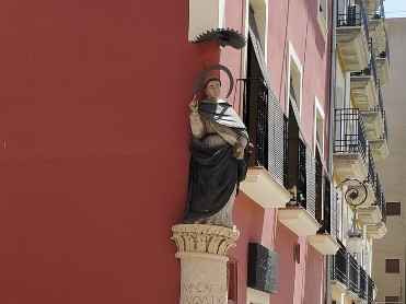 MONUMENTO A SAN VICENTE FERRER Y COLUMNA MILIARIA
