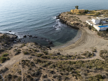 BUCHT VON MIJO. HUNDESTRAND