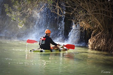 Kayak individual o doble en el cañón de Almadenes con visita a dos cuevas y fotos