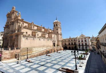 ANTIGUA COLEGIATA DE SAN PATRICIO Y SUS TRES PLAZAS - DÍAS FESTIVOS ANTIGUA COLEGIATA DE SAN PATRICIO Y SUS TRES PLAZAS - DÍAS FESTIVOS