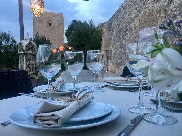 Cena en las caballerizas del Castillo de Lorca.