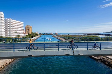 Secretos entre dos mares. bicicleta en familia